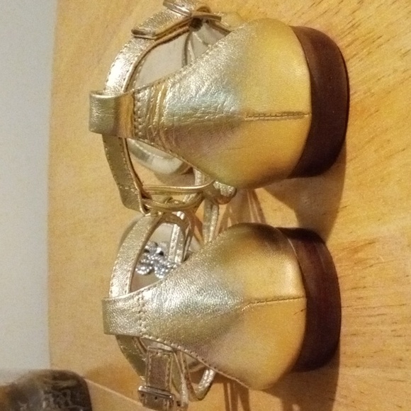 GUESS GOLD BLINGY FLAT SANDALS SIZE 6 NWOT GOLD W/ DIAMOND ACCENTS - Picture 5 of 6